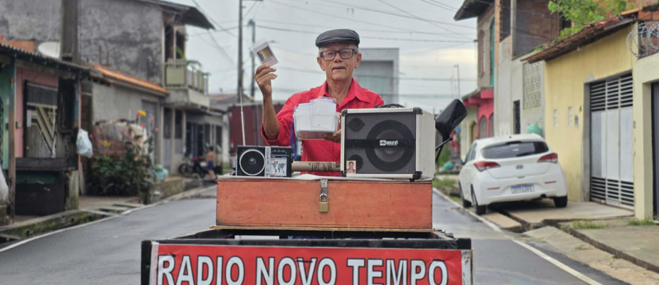 Adulto mayor evangeliza en bicicleta con la programación de Radio Nuevo Tiempo